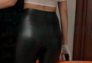 IESS异思趣向 - 拿着姗姗的美腿女同事写真集，我的视线都停留在哪条腿上，快来下载吧！