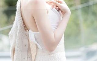Xiuren秀人网 - Zoe柚柚牛仔裤写真，更新！正面对决：天鹅绒与丹宁布的微妙组合。