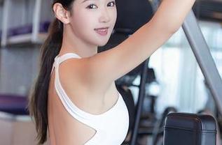 Xiuren秀人网 - 剧情中的李雅柔182CM，原图似乎是俏皮和神秘的完美结合。