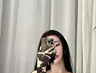 微密圈 - 私拍健身实力？不爱笑的赛琳的嘉宾帖让我想多了