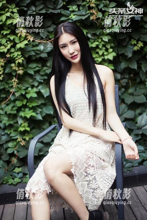 头条女神 - 曲佑熙又来更新了，这条连衣裙是不是藏着她的魔法？我看了想自拍了！
