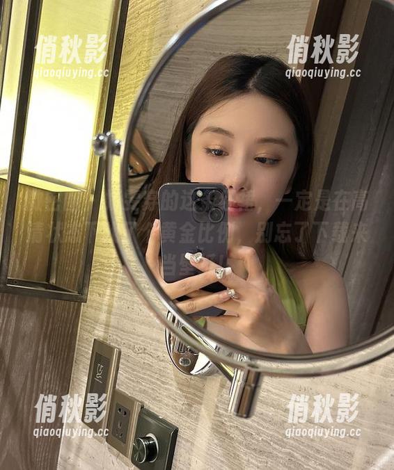 微密圈 - 奶雯穿的这条红裙，一定是在高清状态下找了个黄金比例，别忘了下载来当壁纸！