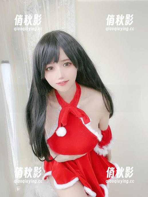 小仓千代wcos透视女仆：粉色裙子显得尤为“纯洁”