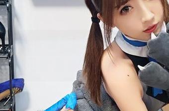 图片上的小女巫露娜，我突然意识到，女王的权威可能是她明亮的眼神赋予的。