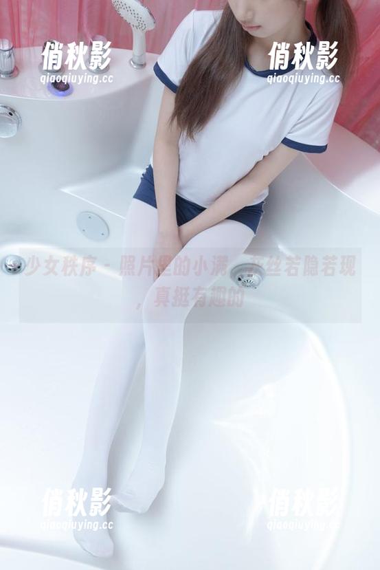 少女秩序 - 照片里的小满，灰丝若隐若现，真挺有趣的