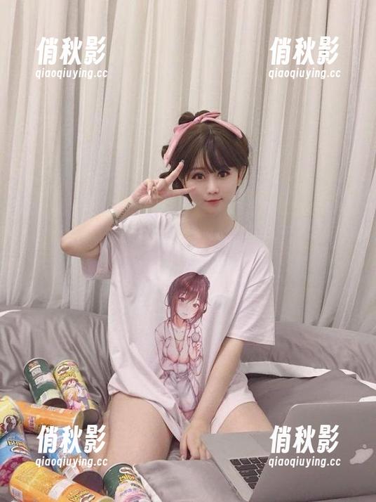 当是依酱吖穿上水手服，私拍原图仿佛时光停滞了。