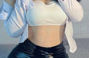 微密圈 - 桃沢樱呀的写真里，那猫眼小皮衣真会说话，隐隐约约似乎在挑战我的心脏。
