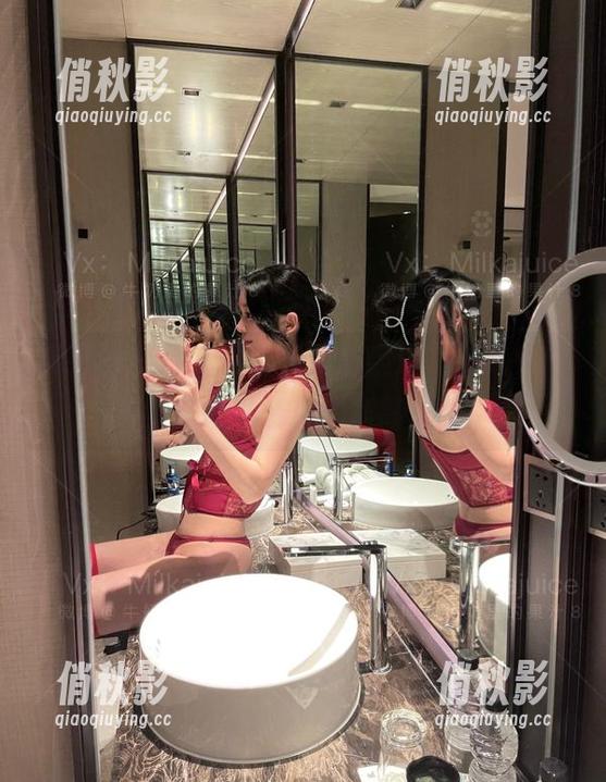 微密圈 - 喝了“牛奶里的果汁”，就一定要见这套黑色小睡裙高清图！