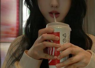 秀人网 - 高清图册里的Candy糖糖制服：你们能猜到我目不转睛的是哪一件吗？答案是…可能是她的表情！