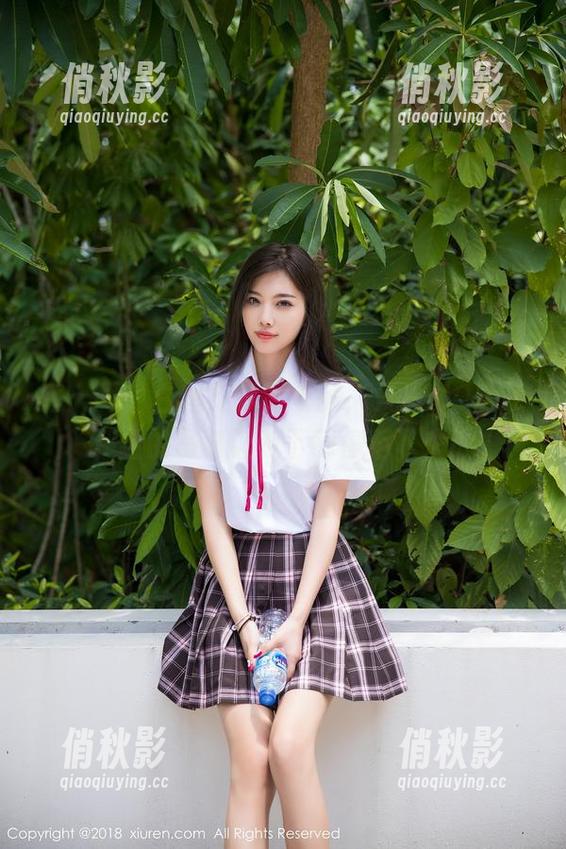秀人网 - 白丝不是买衣服，只是MODEL伊若的写真让我下载停不下来！