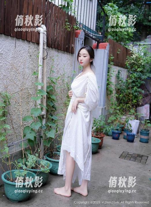 秀人网 - 似乎躁动的小猪，双马尾在灵犀间跳动，lingyu69写真怎么算都不过分。