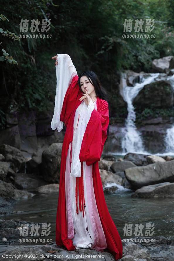 秀人网 - 小心，被娜露Selena这位女王的写真抓住目光！图片中都有些王者之气呢。