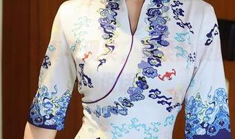 秀人网 - 写真与现实，曼柔的校服似乎在说话