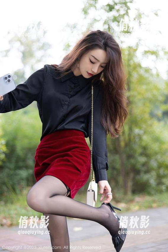 秀人网-油田溪溪 秀人网 - 吊带美图集:从油田溪溪身上,我似乎看到了别样的风景,哈哈。