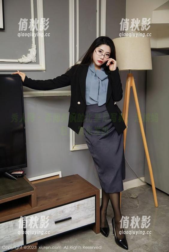 秀人网 - 赤间菀枫的比基尼写真：这姨妈色，发光发热