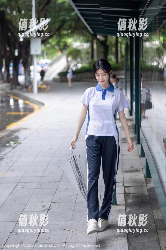 秀人网 - 步伐轻盈，陈雅漫VICKY的牛仔裤原图中藏着小小的叛逆。