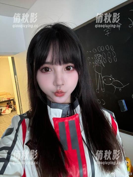 在秋山AkI的私拍套图里，难得一见的“恋爱滤镜”努力让人眼前一亮。