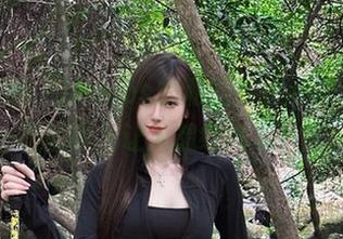 看着腐团儿Ikaros的私拍，长腿像是留下一段插曲，让人想继续追下去。