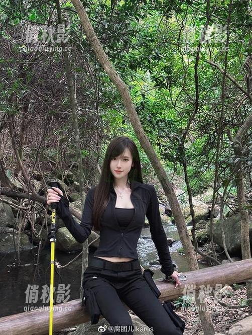 看着腐团儿Ikaros的私拍，长腿像是留下一段插曲，让人想继续追下去。