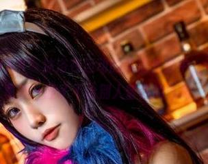 “芊川一笑MNK”沐浴在运动的高清光影中，不得不说，她真有一股子不给别人留情的气势。