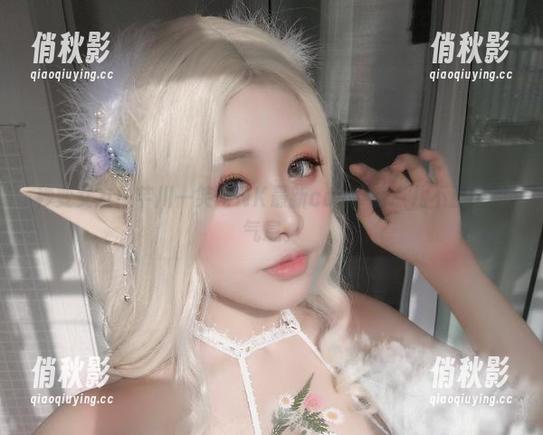 秒变女友！芊川一笑MNK最新cos带着点儿不正经的气息。