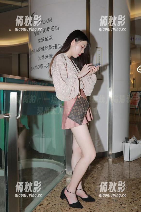 魔镜街拍 - 一场玲玲的车展在线，高清表现出无人问津的尴尬。