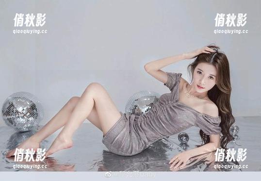 微密圈 - 图包分享！看黎允熙baby变身“圣诞女王”，你没见过的模样