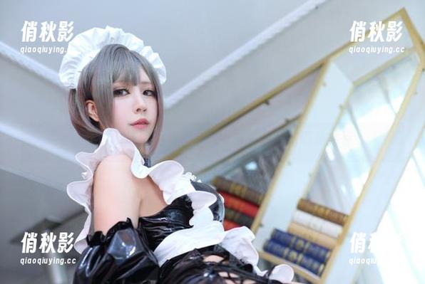 在黑白御猫的私房里，兔女郎的优雅与调皮共存